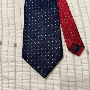 Men’s tie. Navy with red pattern. Tommy Hilfiger.